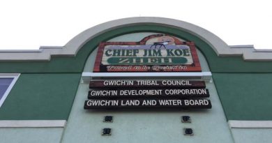 Façade d'un bâtiment indiquant le siège social du Conseil tribal des Gwich'In.