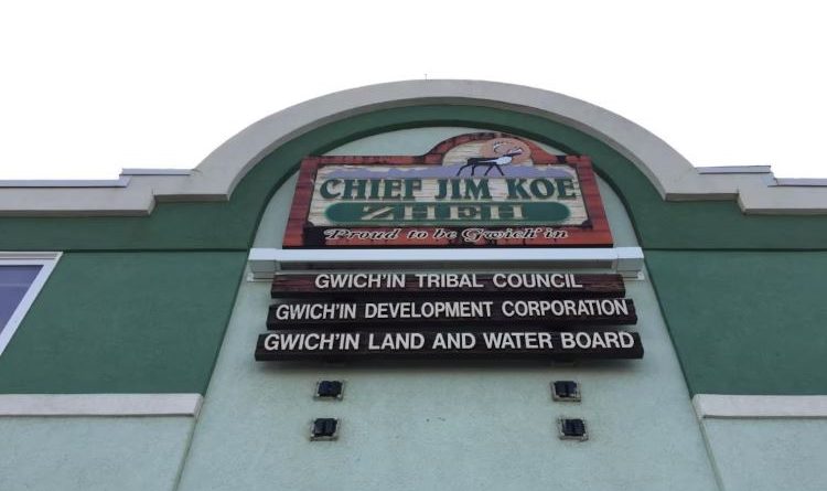 Façade d'un bâtiment indiquant le siège social du Conseil tribal des Gwich'In.