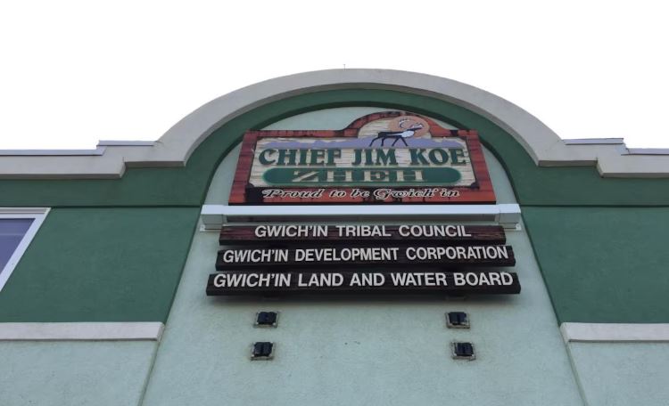 Façade d'un bâtiment indiquant le siège social du Conseil tribal des Gwich'In.