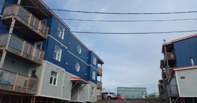Deux bâtiments résidentiels d'Iqaluit, en septembre 2024.