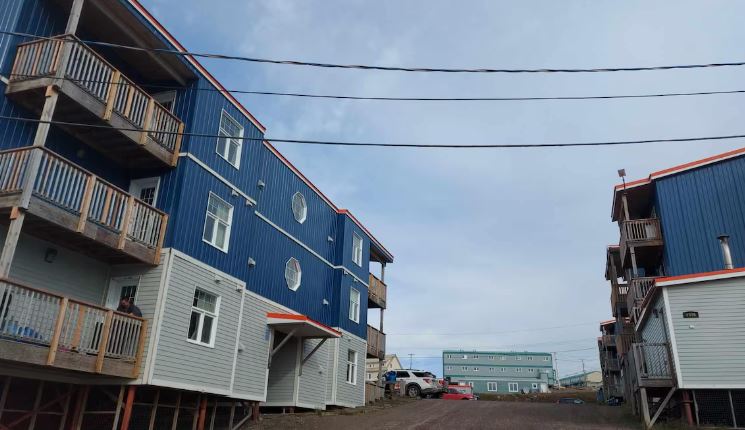 Deux bâtiments résidentiels d'Iqaluit, en septembre 2024.