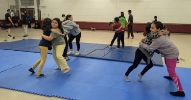 Des jeunes enfants participent à un entraînement de lutte sur des matelas au sol, à Kugluktuk, le 12 septembre 2024.