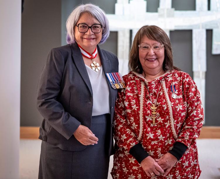 Deux femmes l'une à côté de l'autre, portant des médailles honorifiques, à La Citadelle de Québec, le 20 septembre 2024.