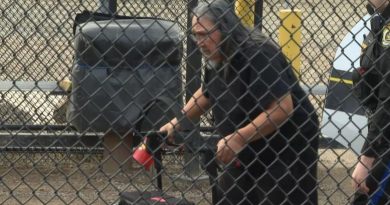 Un homme derrière un grillage s'appuie sur une marchette, avant sa comparution à la Cour de justice du Nunavut, à Iqaluit, le 25 septembre 2024.