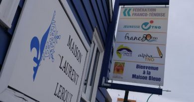 Une affiche indiquant notamment « Maison Laurent Leroux »