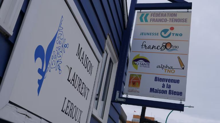 Une affiche indiquant notamment « Maison Laurent Leroux »