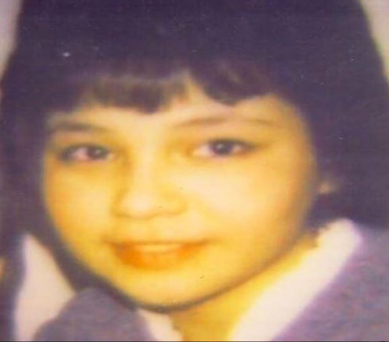 Une photo d'archives d'une adolescente aux cheveux noirs qui portait une veste bleue.