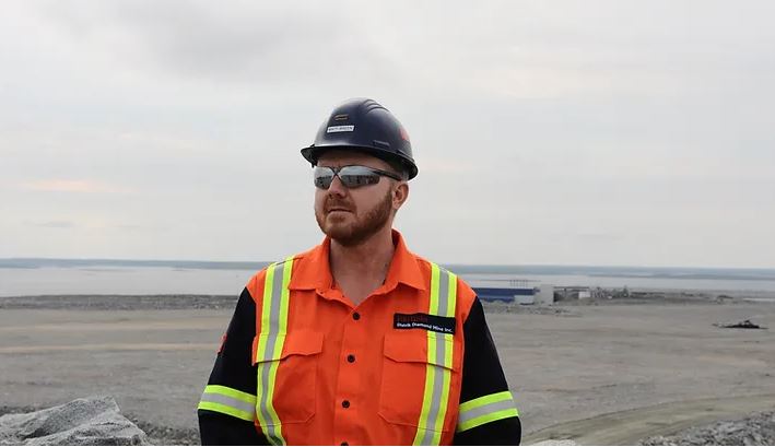 Un homme porte un casque de sécurité