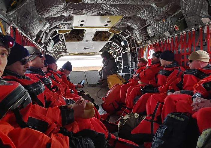 Des militaires à bord d'un hélicoptère