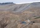 Vue sur une mine d'or et un flanc de montagne, le 3 juillet 2024, près de Mayo, au Yukon.