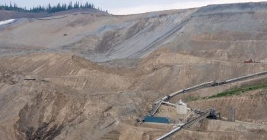 Vue sur une mine d'or et un flanc de montagne, le 3 juillet 2024, près de Mayo, au Yukon.