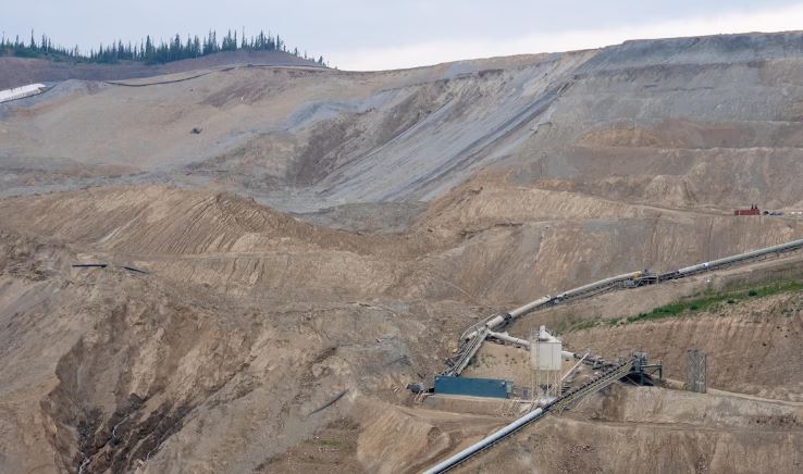 Vue sur une mine d'or et un flanc de montagne, le 3 juillet 2024, près de Mayo, au Yukon.