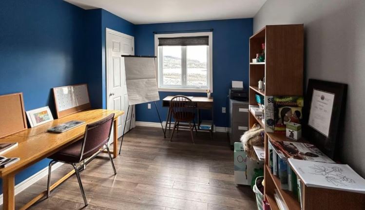 Une pièce meublée du Centre Inotsiavik, à Hopedale.
