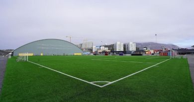 Terrain de soccer extérieur avec des édifices en arrière-plan le 29 août 2024.