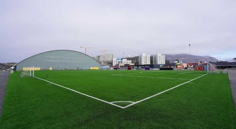 Terrain de soccer extérieur avec des édifices en arrière-plan le 29 août 2024.