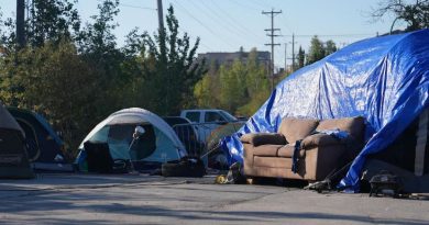 Des tentes et un divan dans un stationnement, le 6 septembre 2024, à Yellowknife.