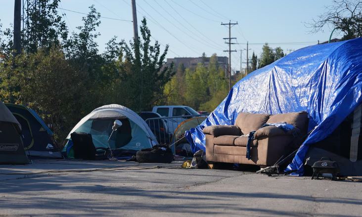 Des tentes et un divan dans un stationnement, le 6 septembre 2024, à Yellowknife.