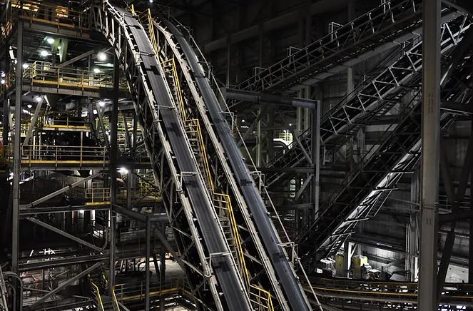 Intérieur d'une usine avec plusieurs étages