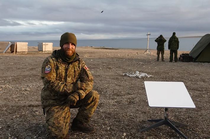Le caporal Zachary Wells regarde la caméra avec ses habits de militaire