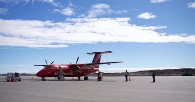 Un avion rouge de la compagnie aérienne Air Greenland sur le tarmac de l'aéroport d'Iqaluit, au Nunavut, le 26 juin 2024.