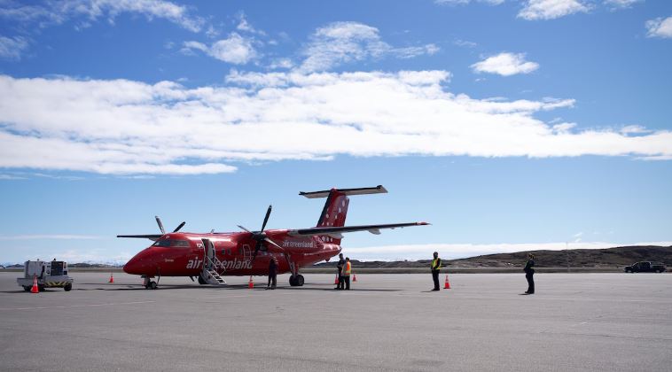 Un avion rouge de la compagnie aérienne Air Greenland sur le tarmac de l'aéroport d'Iqaluit, au Nunavut, le 26 juin 2024.