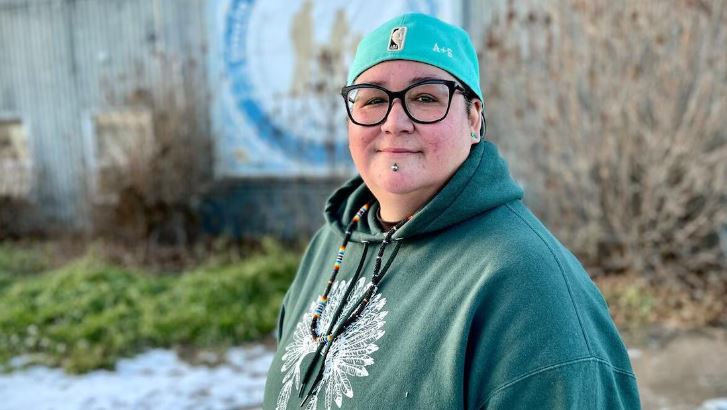 Amy Harris dehors, en automne, le 24 octobre 2024 à Fort Smith, aux Territoires du Nord-Ouest.