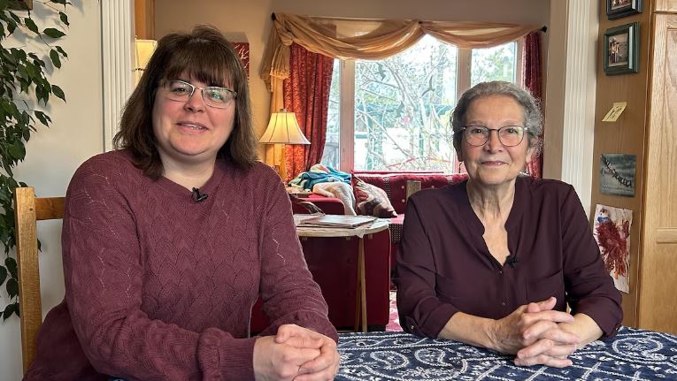Angélique Bernard, ex-commissaire francophone du Yukon (à gauche) et Jeanne Beaudoin, ex-directrice de l'Association franco-yukonnaise, surnommée « Madame Francophonie » au Yukon.