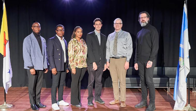 Six personnes posent sur la scène du Franco-Centre d'Iqaluit, le 28 septembre 2024.