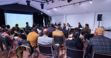 Un groupe de personnes assis sur des chaises au Franco-Centre d'Iqaluit lors de l'assemblée générale annuelle de l'Association des francophones du Nunavut.