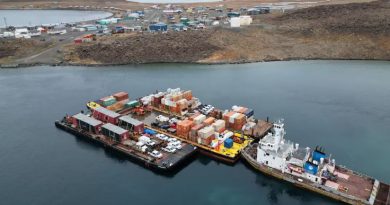 Le navire Henry Christoffersen de MTS arrive à Ulukhaktok (T.N.-O.) en septembre 2023. En 2024, les barges quitteront Tuktoyaktuk (T.N.-O.) pour apporter du carburant et d'autres produits secs aux communautés de la côte arctique et du fleuve Mackenzie.