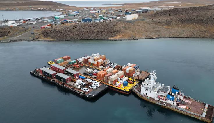 Le navire Henry Christoffersen de MTS arrive à Ulukhaktok (T.N.-O.) en septembre 2023. En 2024, les barges quitteront Tuktoyaktuk (T.N.-O.) pour apporter du carburant et d'autres produits secs aux communautés de la côte arctique et du fleuve Mackenzie.