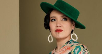 Une femme vêtue d'un chapeau vert regarde sur le côté.