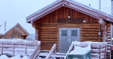 Bâtiment en rondins, en hiver, à Colville Lake en 2020.