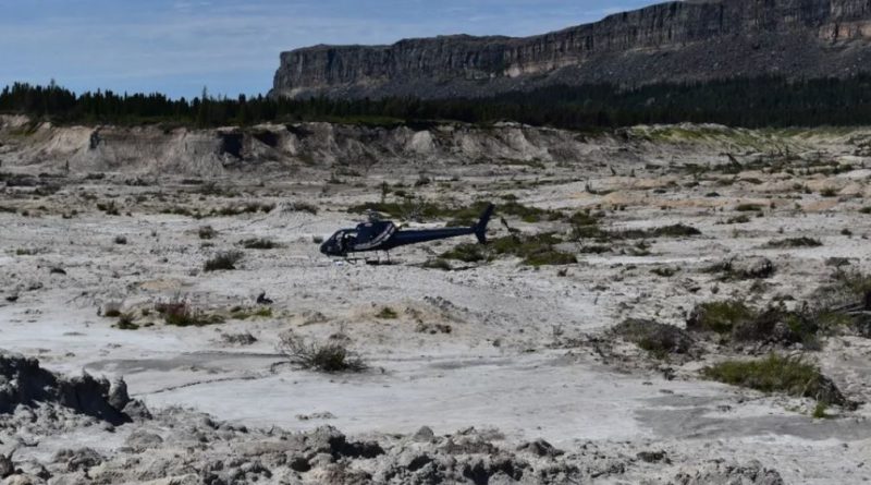 Photo d'un hélicoptère survolant un glissement de terrain.