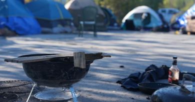 Barbecue sur un terrain de stationnement, avec des tentes au loin, le 6 septembre 2024, à Yellowknife,