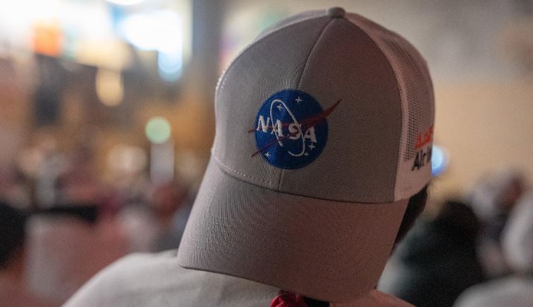 Une casquette représentant le logo de la NASA.