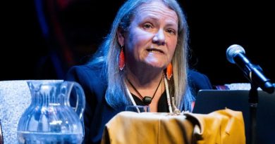 Kimberly Murray parle au micro.