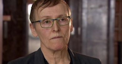 Lela Evans a un regard sévère,