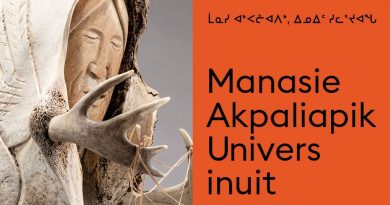 Une sculpture de Manasie Akpaliapik à côté de l'affiche de l'exposition au Musée McCord.