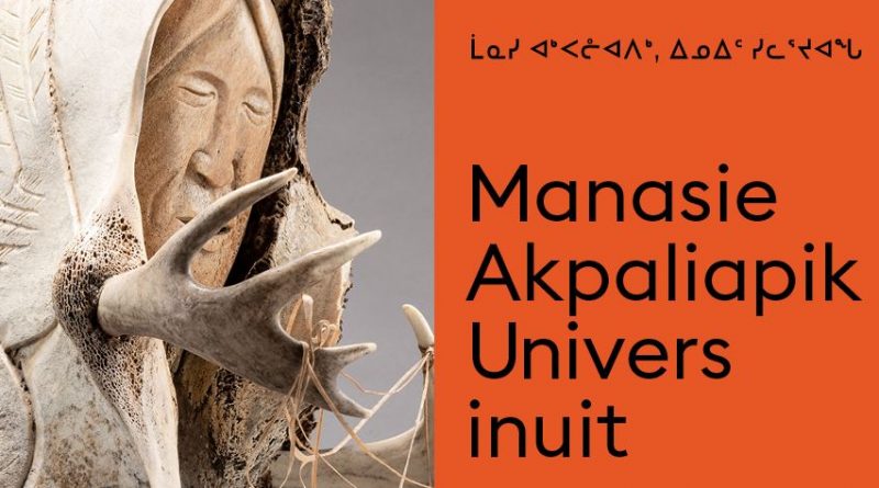 Une sculpture de Manasie Akpaliapik à côté de l'affiche de l'exposition au Musée McCord.