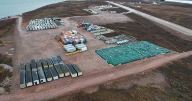 Vue aérienne d'un site industriel en bord de mer, à l'automne 2021 au Nunavut.