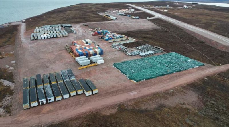 Vue aérienne d'un site industriel en bord de mer, à l'automne 2021 au Nunavut.