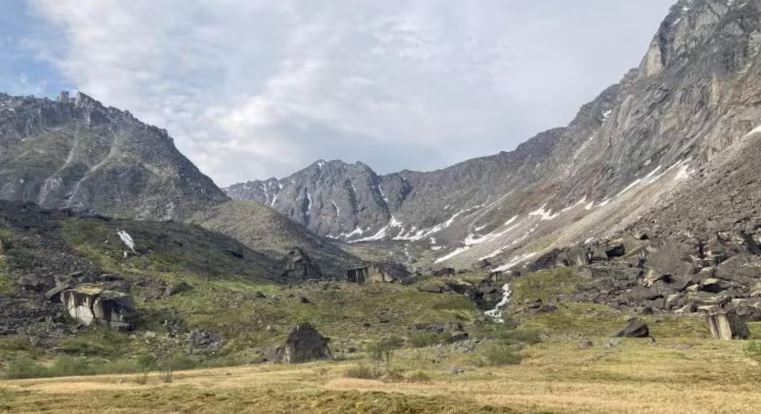 Un paysage dans une vallée.