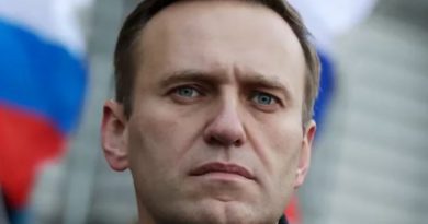 Un homme regarde droit devant lui.