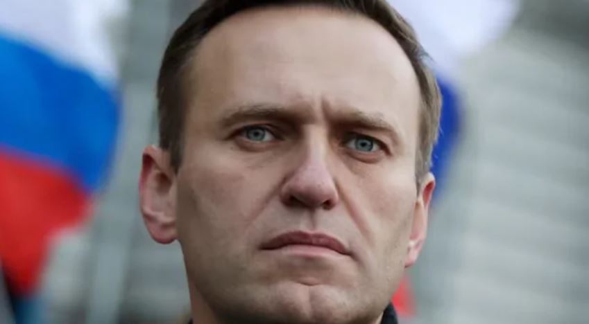 Un homme regarde droit devant lui.