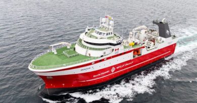 Un navire rouge de l'entreprise Baffin Fisheries près des côtes de la Grèce, à la mi-octobre 2024.
