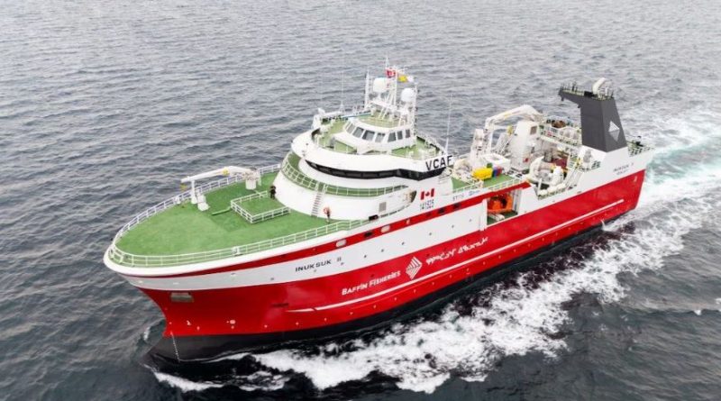 Un navire rouge de l'entreprise Baffin Fisheries près des côtes de la Grèce, à la mi-octobre 2024.