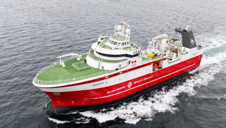 Un navire rouge de l'entreprise Baffin Fisheries près des côtes de la Grèce, à la mi-octobre 2024.