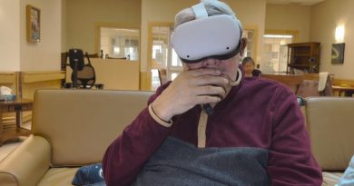 Noel Drybones avec un casque de réalité virtuelle en octobre 2024, aux Territoires du Nord-Ouest.