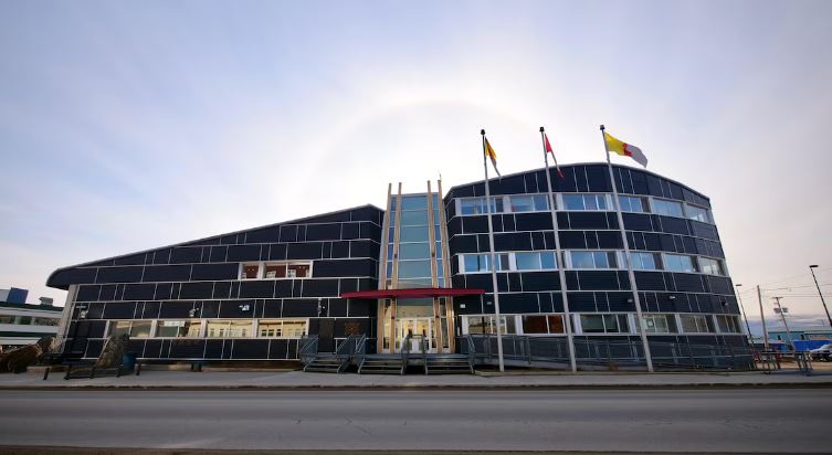 La façade extérieure de l'Assemblée législative.